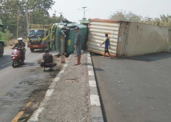 Kecelakaan di Cirebon, Truk Trailer Bermuatan 25 Ton Terguling