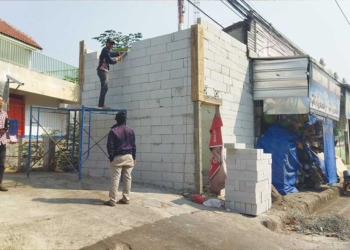 Bangunan di Sempadan Sungai Jalan Terusan Ciremai Kota Cirebon Tutup Akses Rumah Warga