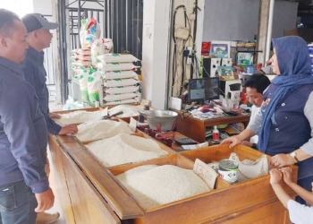 Isu Beras Plastik Bikin Resah, Polisi Turun ke Pasar di Cirebon