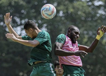 Pertempuran Seru di Lini Tengah Bigmatch Persebaya Vs Persib