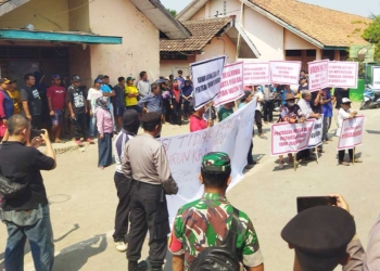 Dituding Selingkuh dengan Bendahara, Masyarakat Tuntut Kuwu Kalimekar Mundur