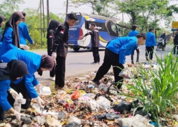 Mahasiswa Bersihkan Taman Makam Pahlawan
