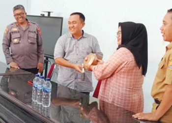 Wakil Ketua DPRD Kabupaten Cirebon dan Disbudpar Serahkan Seperangkat Gamelan