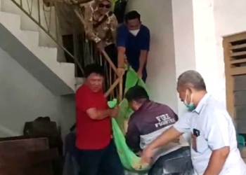 Warga Mundupesisir Cirebon Ditemukan Meninggal di Lantai Atas, Proses Evakuasi Jenazah Berbobot 90 kg Dramatis