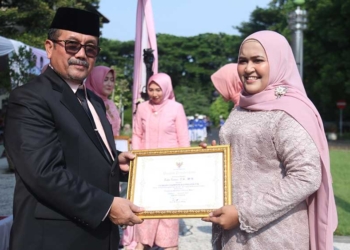 Bupati Cirebon Beri Siska Karina Penghargaan Gender Champion