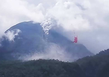 Gunung Lewotobi Laki-Laki Erupsi