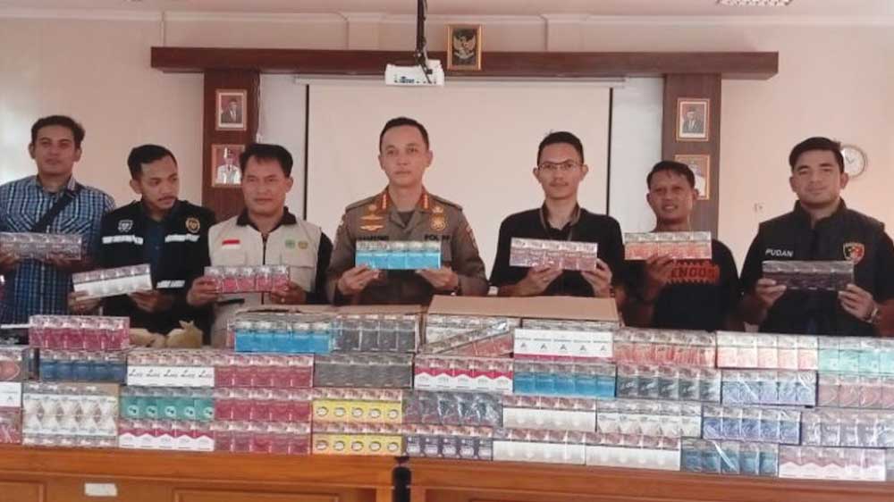 Petugas Sita Puluhan Ribu Batang Rokok Ilegal di Majalengka