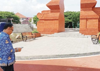 Rusak, Ada Genangan di Alun-alun Pataraksa