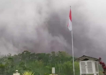 Gunung Merapi Muntahkan 7 Kali Awan Panas Saat Diguyur Hujan Deras