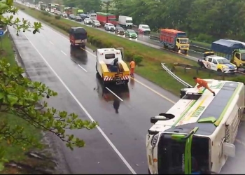 Kecelakaan di Cirebon, Bus Pariwisata Tifanha Tergelincir di Tol Palikanci saat Hujan Deras