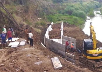 Sempat Longsor, Tanggul Sungai Bangkaderes di Desa Beringin Diperbaiki