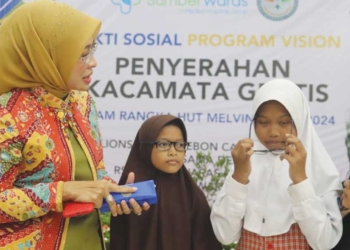 Bagi-bagi Kacamata Gratis untuk Murid SD di Kabupaten Cirebon