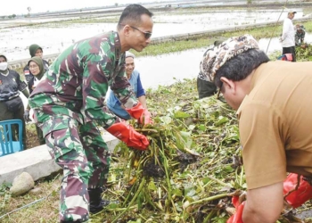 Bupati Cirebon dan TNI Bersihkan Sungai Sigranala, Cegah Banjir di Puncak Musim Penghujan
