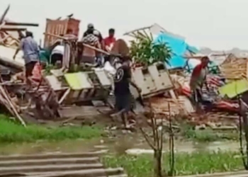 Desa Dadap Juntinyuat Indramayu Diterjang Angin Puting Beliung