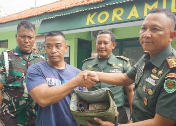 Didin, Warga Majalengka Serahkan 2 Pucuk Senpi Peninggalan Orang Tuanya