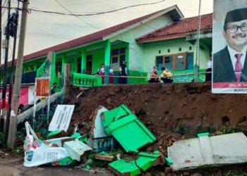 Dinding Pembatas SDN 1 Sinarancang Mundu Cirebon Ambruk Saat Diguyur Hujan Deras