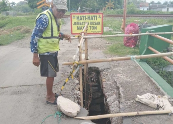 Jembatan Simukiran Sarabau Cirebon Nyaris Putus