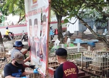 Langgar Aturan dan Ketertiban Umum, Bawaslu Kota Cirebon Tertibkan APK di Areal Pemakaman