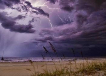 Ngeri, Rumah di Kuningan Ambruk Disambar Petir
