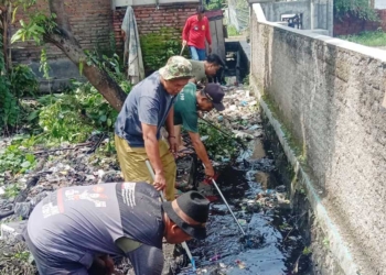 Pemdes dan Warga Jemaras Kidul Bersihkan Sungai