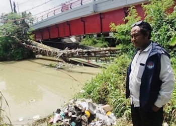 Pipa Instalasi Ganggu Arus Air Sungai Kalijaga Mundu Cirebon