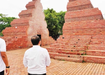 Tak Ingin Ambruk seperti Gapura Alun-alun Pataraksa, Pj Wali Kota Cirebon Cek Gapura Alun-alun Kejaksan