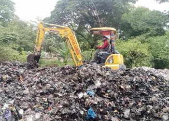 Tumpukan Sampah di TPS Gunungsari Dikuras