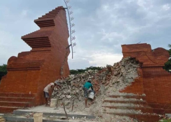 Siang Terpantau Retak, Malamnya Gapura Alun-alun Pataraksa Ambruk