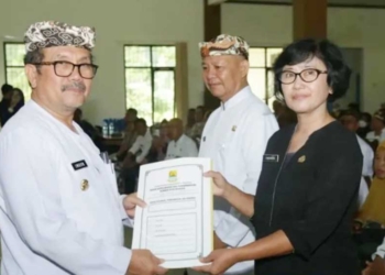 Bupati Cirebon Serahkan 440 SK Pensiun PNS, Imron Minta Tidak Kecil Hati