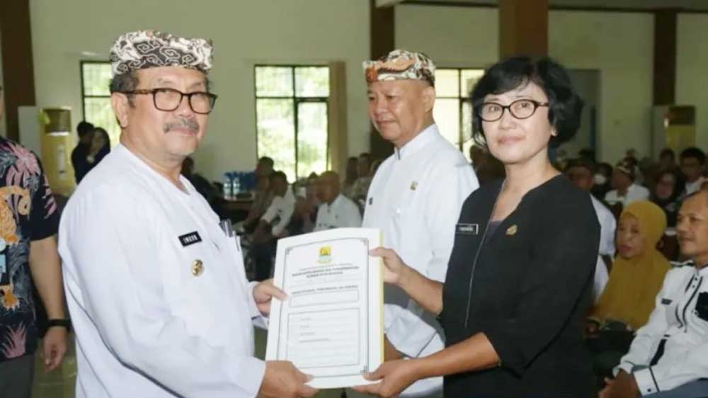Bupati Cirebon Serahkan 440 SK Pensiun PNS, Imron Minta Tidak Kecil Hati