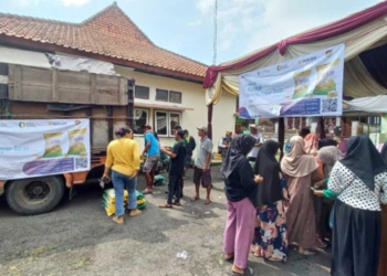 Demi Beras Murah, Ratusan Warga Majalengka Rela Antre di Balakang Pendopo
