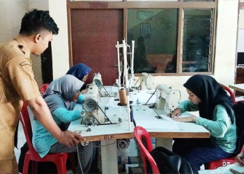 Disnaker Kabupaten Cirebon Latih Pemuda Astapada Cirebon Menjahit