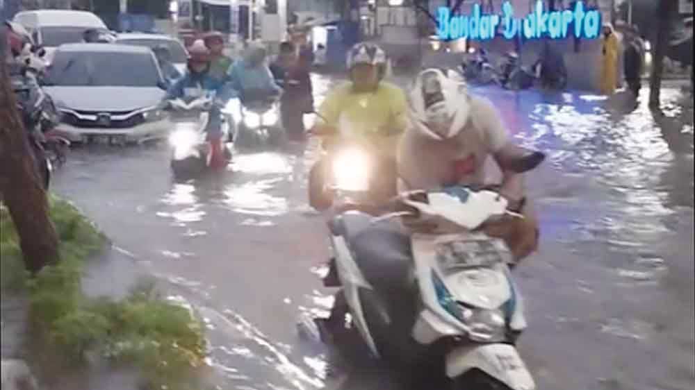 Masuki Puncak Musim Hujan, Ini Belasan Titik Macet dan Banjir di Kota Cirebon