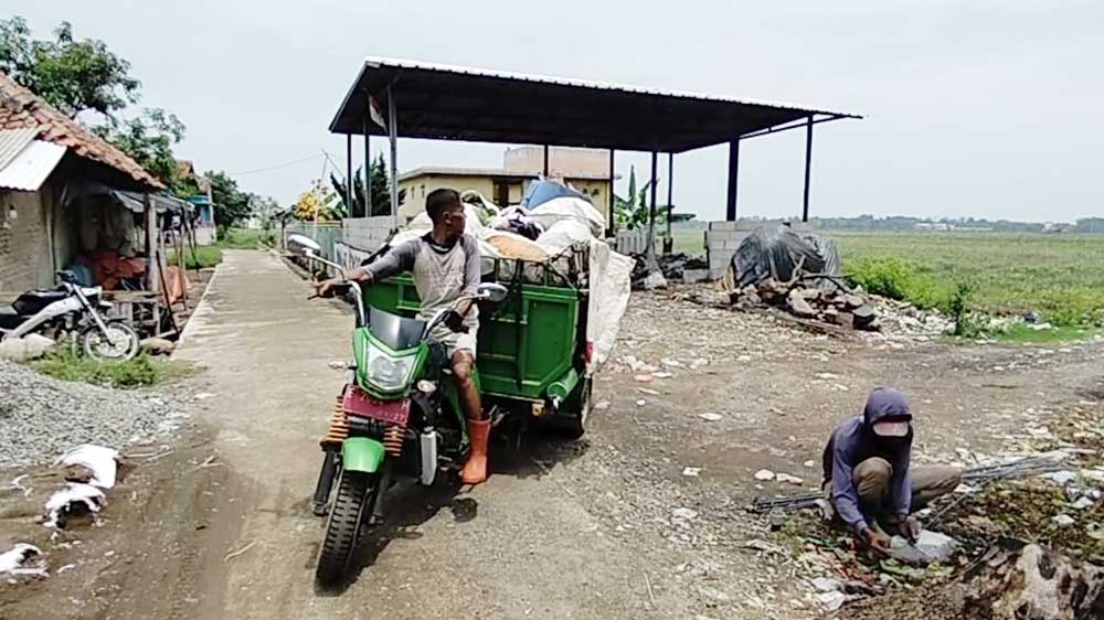 Penanggulangan Sampah di Desa Pangarengan Cirebon Terkendala Akses Jalan