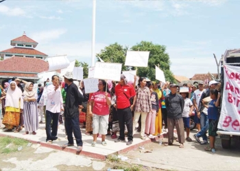 Singgung Pungli, Warga Tuntut Kuwu Surakarta Cirebon Mundur