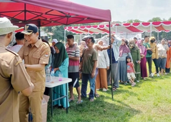 Warga Kabupaten Cirebon Rela Antre Demi Beras Murah