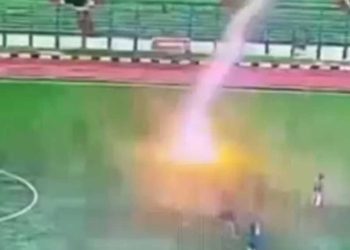 Langsung Tewas, Seorang Pemain Tersambar Petir Saat Bermain Bola di Stadion Siliwangi Bandung