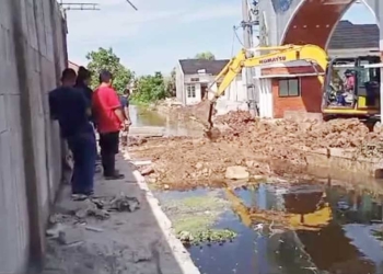Bikin Banjir di Indramayu, Gorong-gorong Perumahan Dibongkar