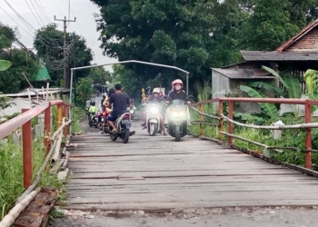 Bupati Cirebon Imron Janjikan Perbaikan Jembatan Cempaka yang Rusak Berat