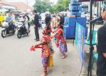 DKKC Ngamen untuk Bantu Korban Banjir di Cirebon Timur