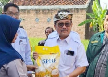 Diserbu Ibu-ibu, Bupati Cirebon Imron Berharap Operasi Beras Murah Bisa Ringankan Beban Masyarakat