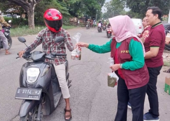 PPNI Kabupaten Cirebon Berbagi Takjil Ramadan