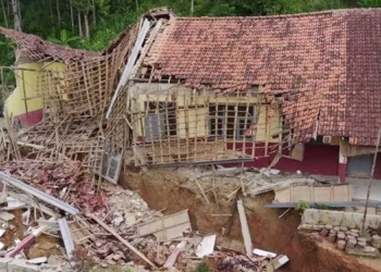 Rumah dan Gedung Sekolah Rusak Akibat Pergerakan Tanah di Bandung, Ratusan Warga Mengungsi