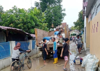 Sampah Banjir di Cirebon Timur Capai Ribuan Ton, 12 Armada Dikerahkan Setiap Hari