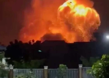 Bunyi Dentuman Terdengar Berkali-kali Saat Gudang Amunisi Milik Armed TNI Meledak dan Terbakar Hebat