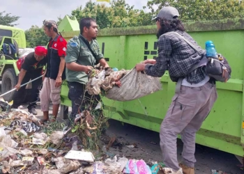 DLH Kabupaten Cirebon Operasi Pembersihan Sampah Liar di Pantura Perbatasan Indramayu 