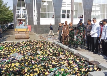 5.000 Botol Miras di Kota Cirebon Hasil Operasi selama Ramadan Dimusnahkan
