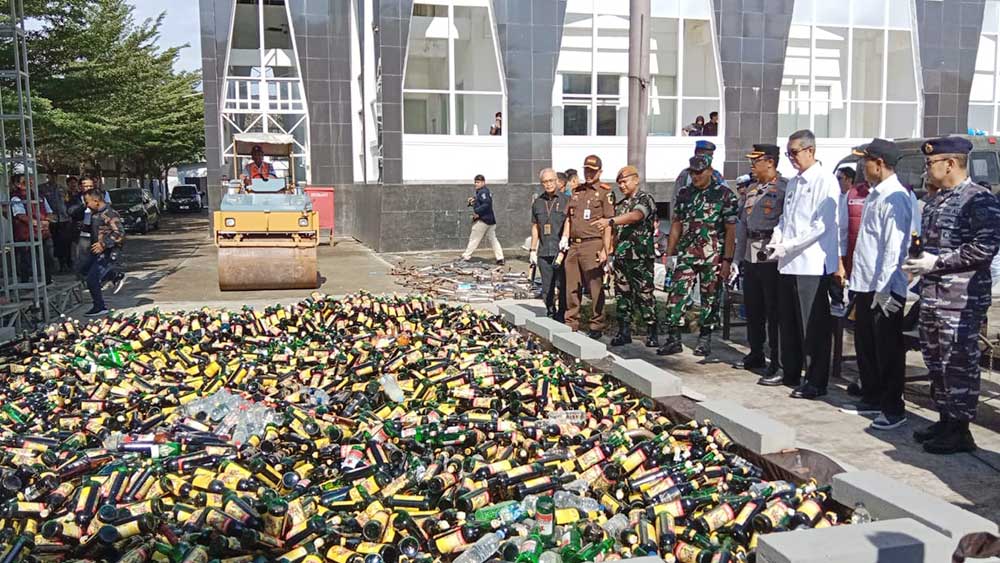 5.000 Botol Miras di Kota Cirebon Hasil Operasi selama Ramadan Dimusnahkan