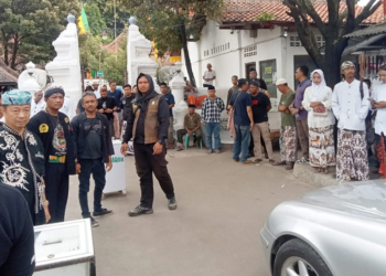 Alami Boikot Tradisi Grebeg Syawal, Rombongan Keraton Kasepuhan Cirebon Doa dan Tabur Bunga di Pasujudan