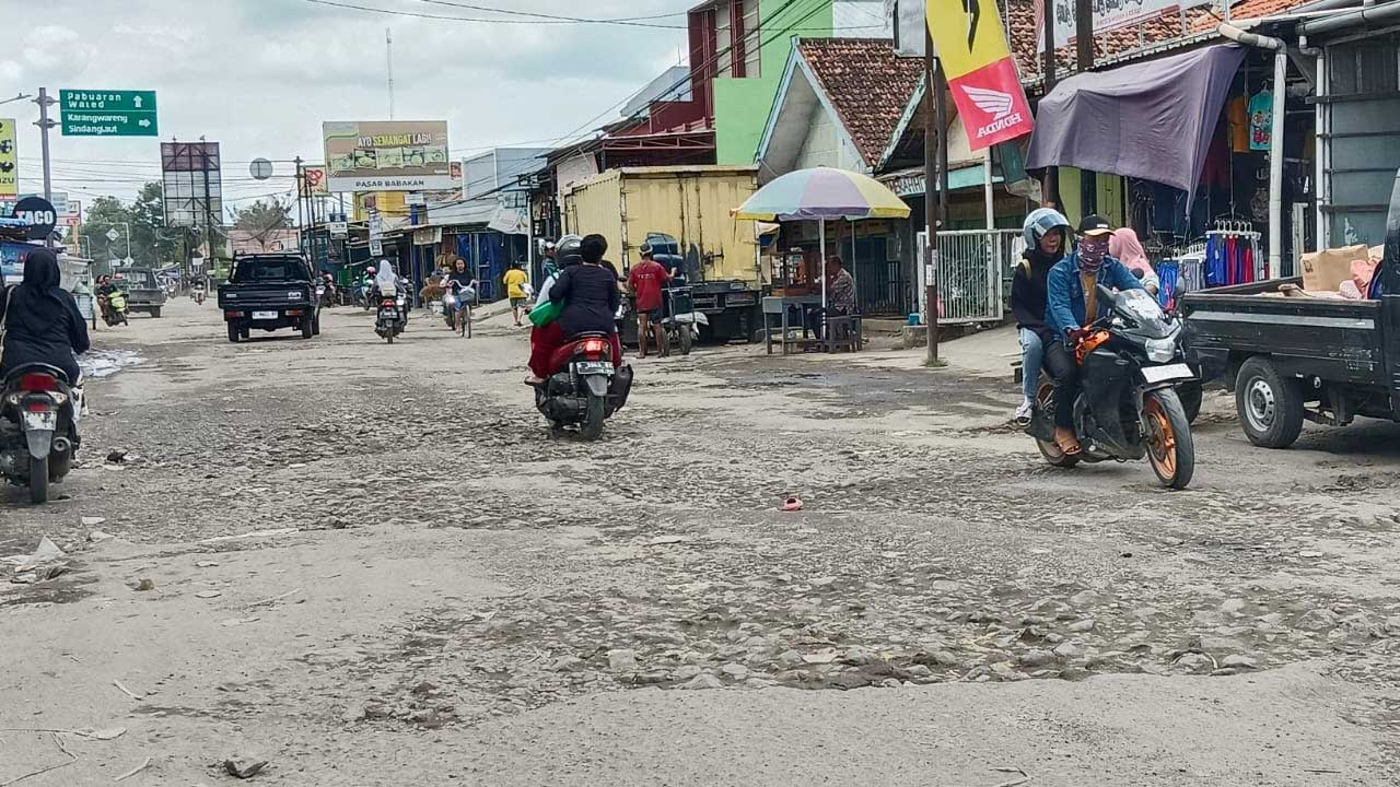 Jalan Rusak di Kabupaten Cirebon, Jalan Babakan - Pabuaran semakin Hancur